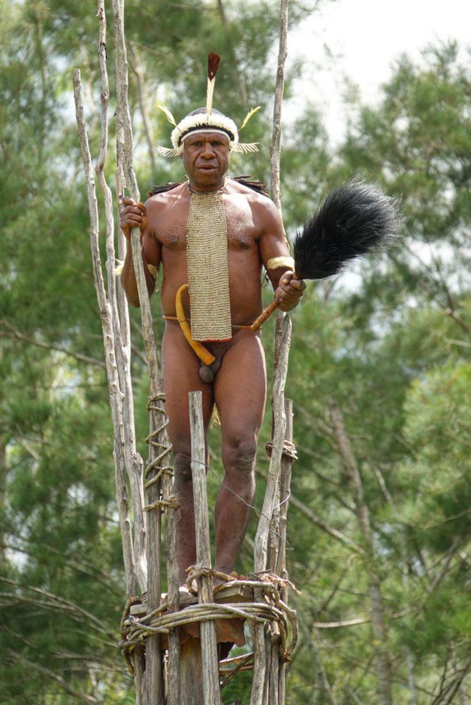 آدمهای برهنه بومی جنگل